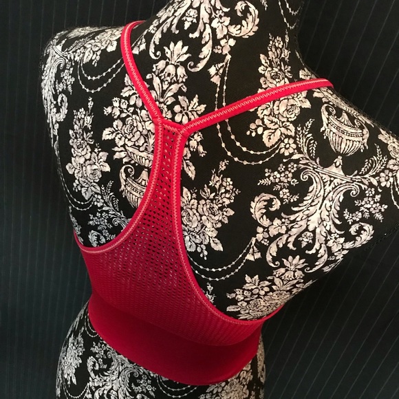 NWOT Marilyn Monroe Sport Bra w/ removable padding Rose Pink Size Medium - Picture 4 of 6